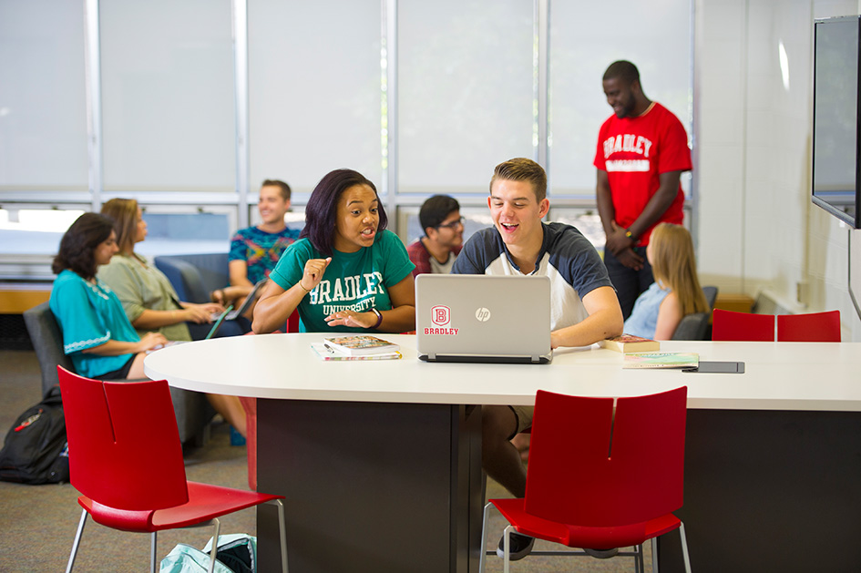 Bradley students with laptop